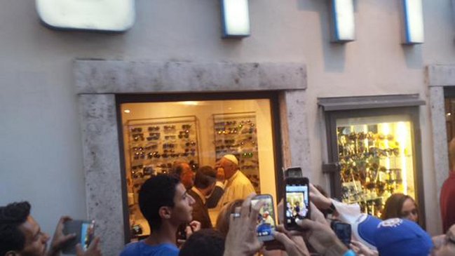 Papa Francisco sorprendió a turistas en Roma tras acudir a una óptica