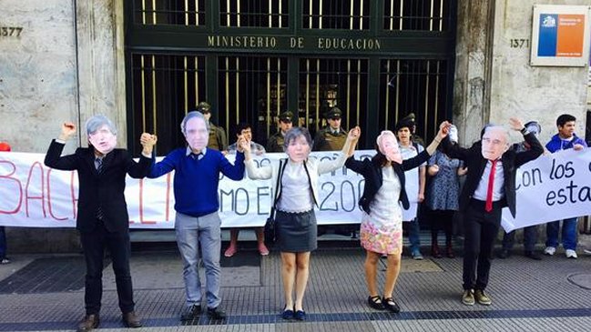 Estudiantes protestan contra Sergio Bitar y Consejo Consultivo en el Mineduc