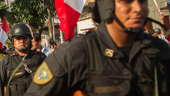 Un policía resultó herido tras explosión de dos granadas en colegio de Perú