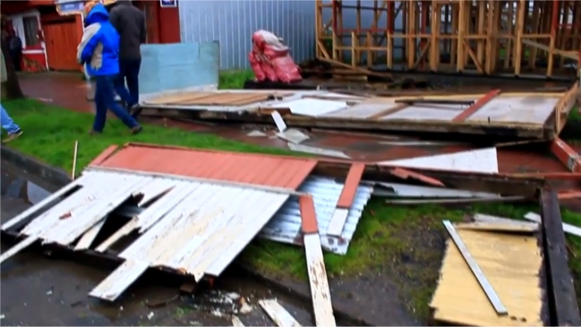 Fuerte ráfaga de viento marino causó daños en Puerto Saavedra