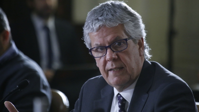 Ministro Eyzaguirre acusó de enorme soberbia al ex Presidente Piñera