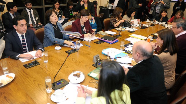 Comisión de Salud aprobó despenalizar aborto en dos causales