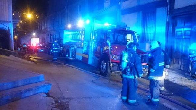 Incendio afectó a viviendas en cerro Cordillera de Valparaíso