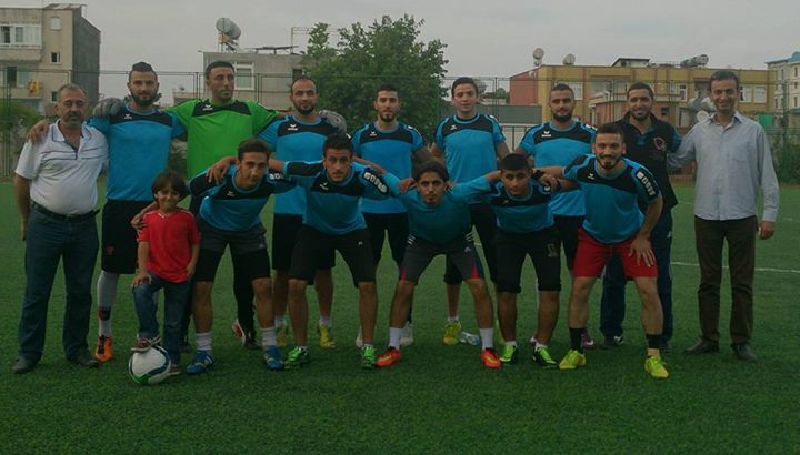 Refugiado sirio que sufrió zancadilla de reportera era director técnico