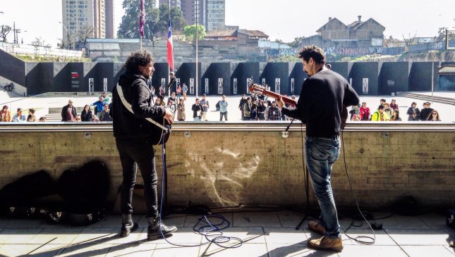 Con música y arte conmemoran los 42 años del golpe militar