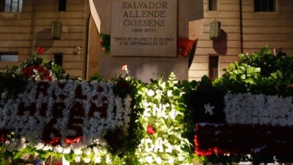   Visitantes llegan durante la madrugada a memorial de Salvador Allende 