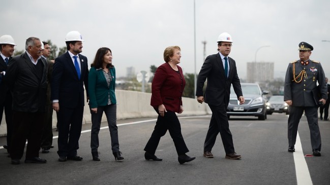 Presidenta Bachelet y titular del MOP revisaron el estado de avance de las obras en Autopista Central