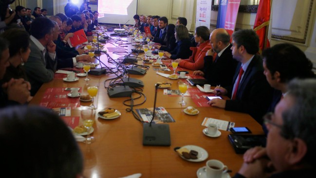 Fondas y ramadas arreglan los últimos detalles en Santiago y Valparaíso