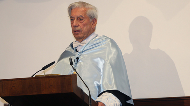 Vargas Llosa defiende la literatura porque crea personas 