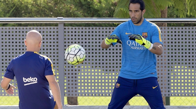 Claudio Bravo hizo trabajo con balón en práctica de FC Barcelona