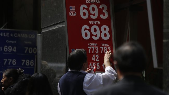 Fuerte alza del dólar por caída en precio del cobre