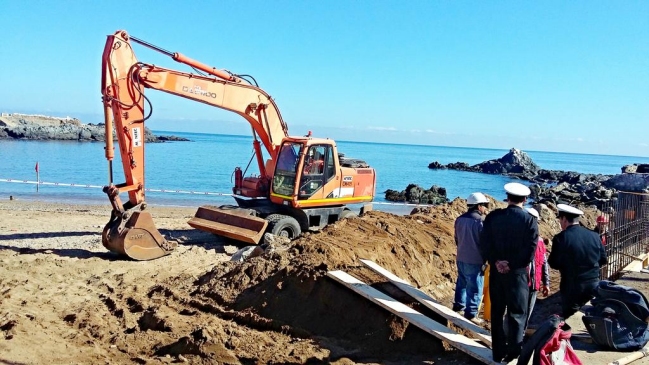 Dos sumarios sanitarios por derrame de aguas servidas en playa Las Torpederas