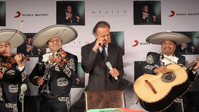 Julio Iglesias aplaude la relación de Isabel Preysler con Mario Vargas Llosa