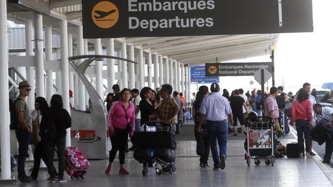 Estacionamiento de Aeropuerto de Santiago será gratis los primeros 10 minutos