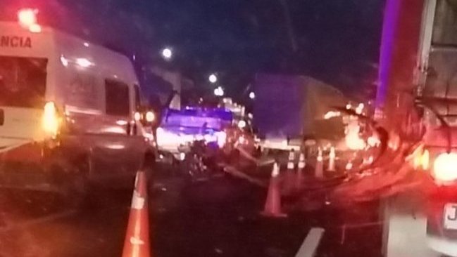 Colisión frontal de dos camiones en General Velásquez dejó tres heridos