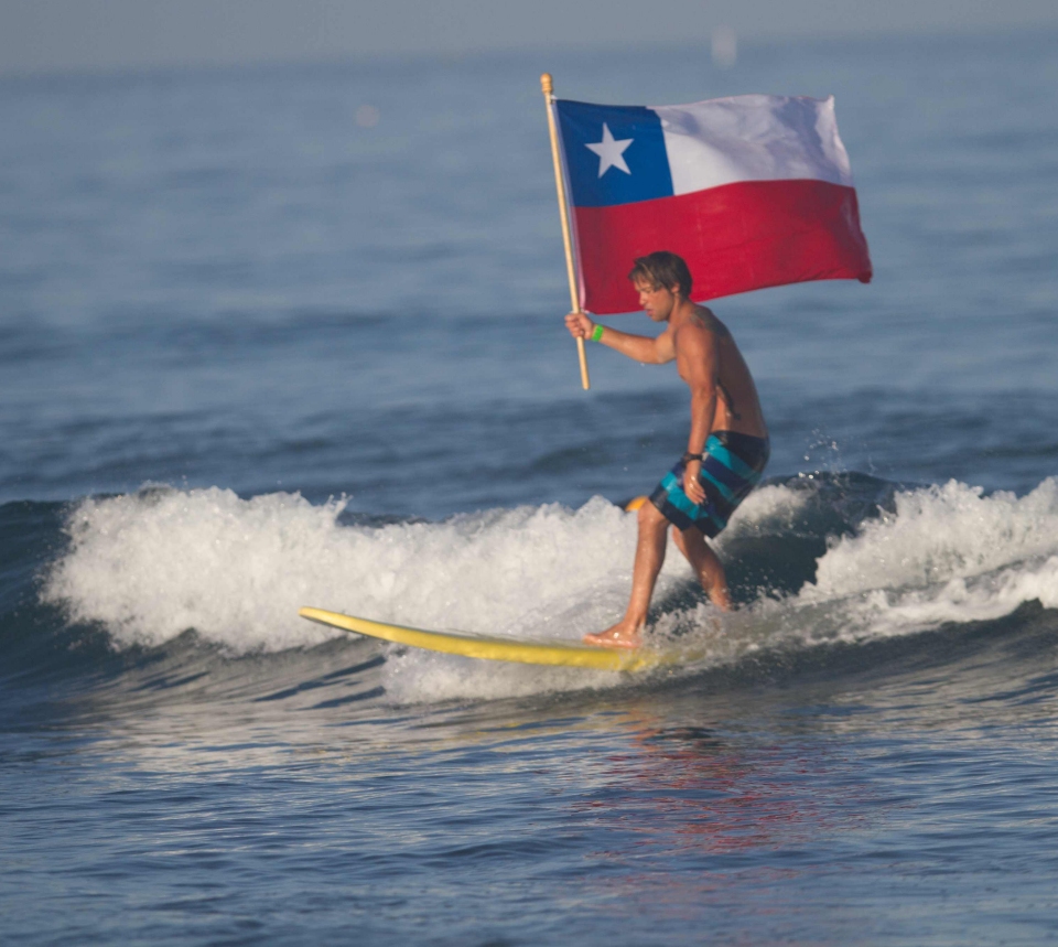 El chileno Lucas Retamales clasificó a segunda ronda de mundial de surf adaptado