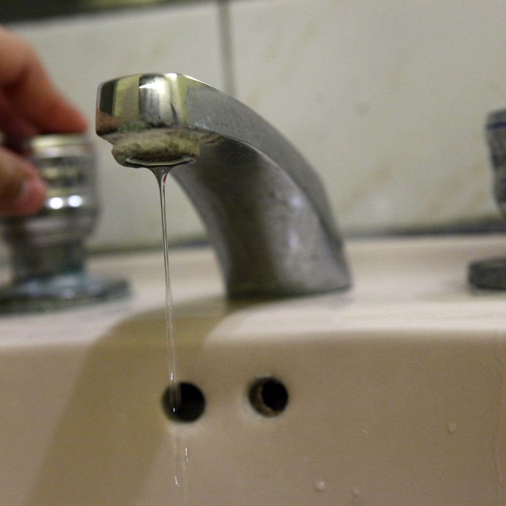 Comerciantes nocturnos de Valparaíso auguran pérdidas millonarias por corte de agua