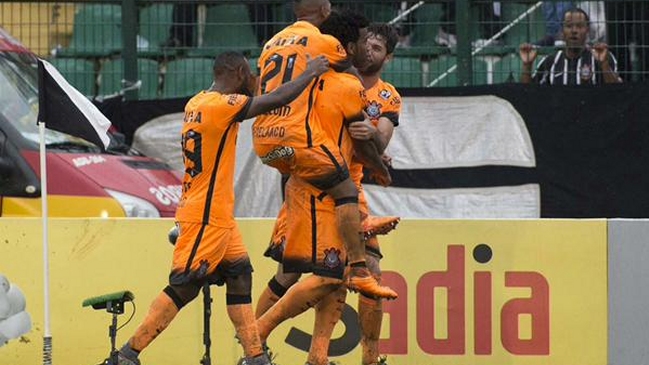 Corinthians venció al equipo de Roberto Cereceda y estiró su ventaja en Brasil