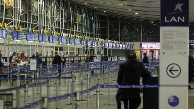 Parlamentarios comenzarán a pagar estacionamientos en el Aeropuerto de Santiago