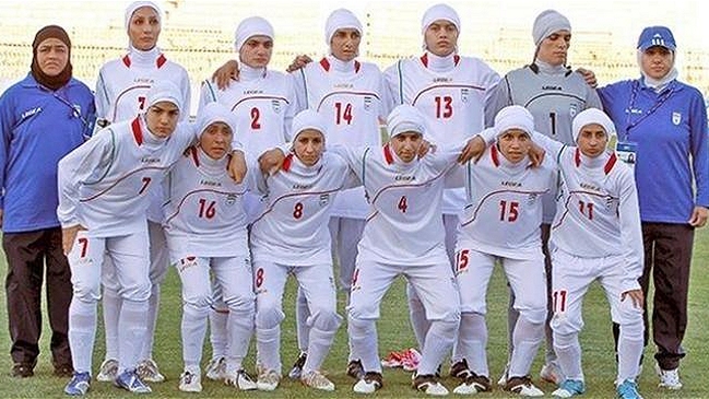 Dirigente reconoció que hay ocho hombres en selección femenina iraní de fútbol