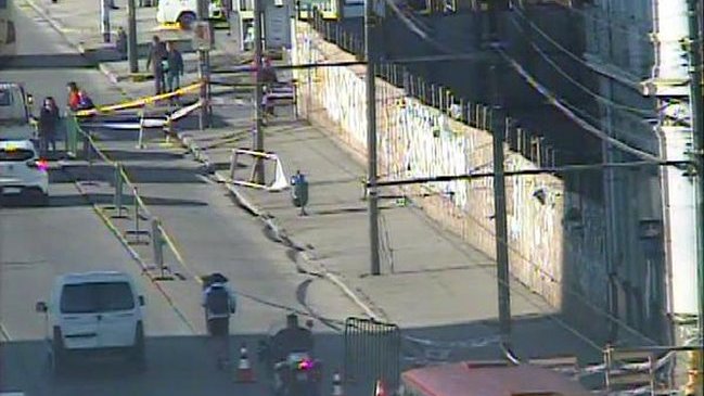 Hundimiento de vereda y parte de una avenida alertó a los vecinos de Valparaíso