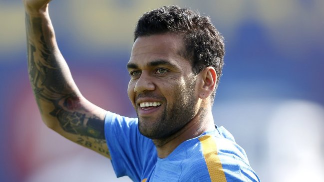 Daniel Alves fue citado en Brasil para los duelos ante Chile y Venezuela