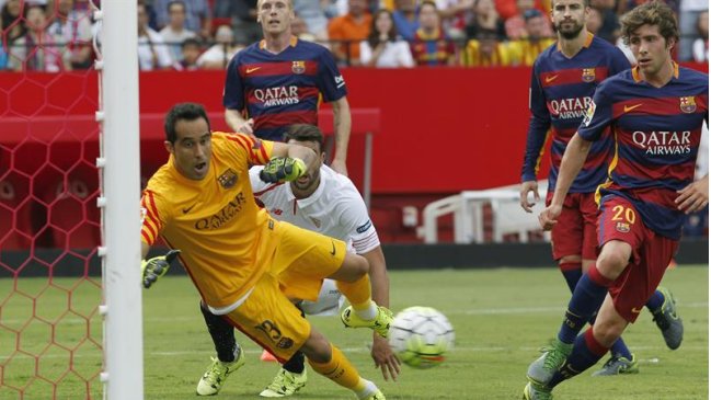 Claudio Bravo retornó en caída de FC Barcelona ante Sevilla por la liga española