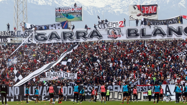 Hinchas de Colo Colo protagonizaron masivo 