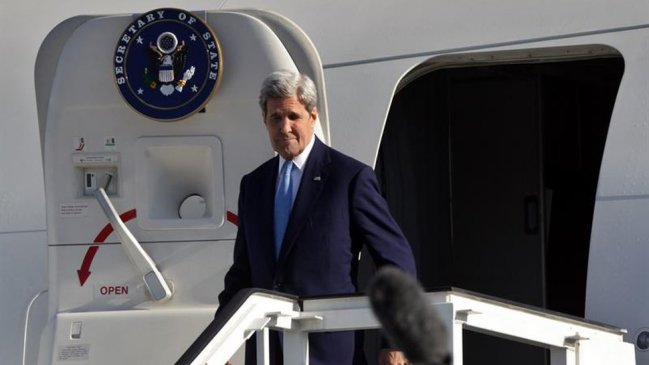 John Kerry hizo breve parada en Panamá en su camino a Chile