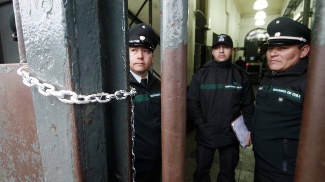 Gendarmes no dejarán salir automóvil de ministra Javiera Blanco