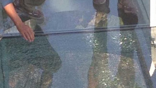 Pánico en China por roturas en pasarela de cristal a 180 metros de altura
