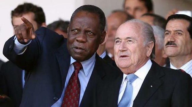Camerunés Issa Hayatou presidirá la FIFA en reemplazo de Blatter