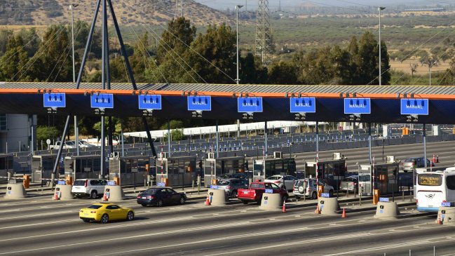 Autoridades estiman que unos 300 mil vehículos saldrán de la capital este fin de semana largo