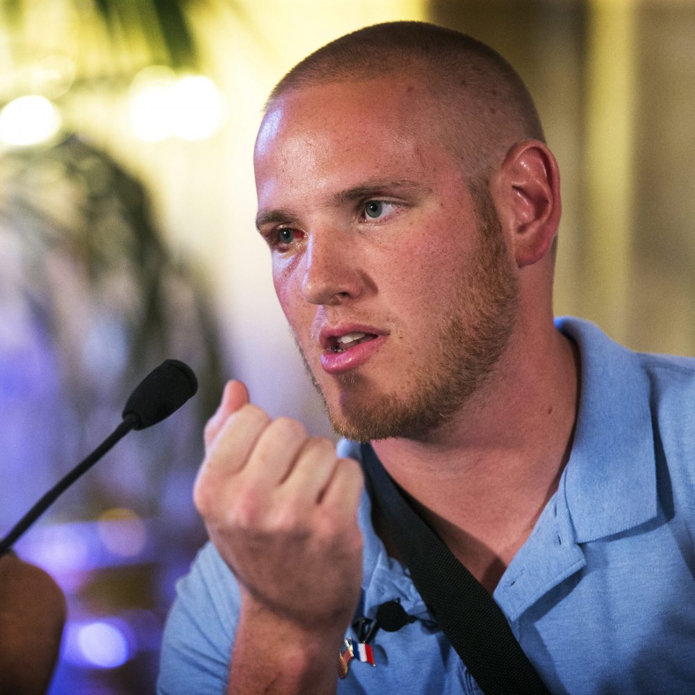 Militar estadounidense que evitó ataque armado en Francia fue apuñalado en California