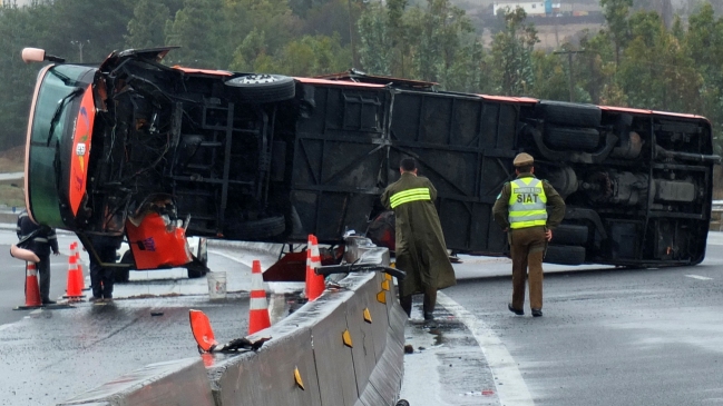 Bus que trasladaba a grupo scout volcó en cuesta La Dormida