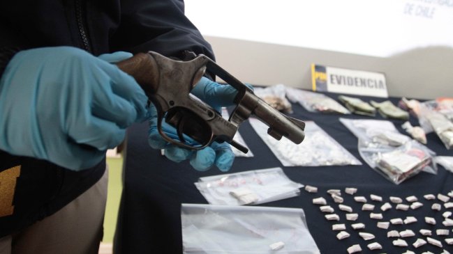 PDI desbarató 16 puntos de microtráfico en Santiago