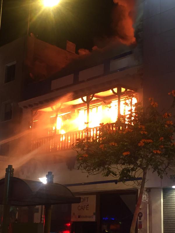 Bomberos trabaja para controlar incendio en pleno centro de Antofagasta