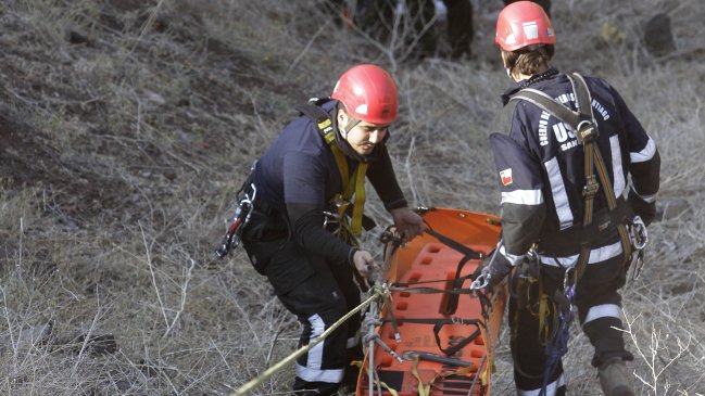 Bomberos intenta rescatar a hombre que cayó a barranco de 40 metros en Puerto Montt