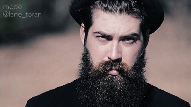 Insólito: Confunden a hombres barbudos con miembros del Estado Islámico