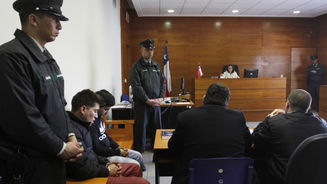 Arresto domiciliario total para carabineros acusados por cohecho reiterado