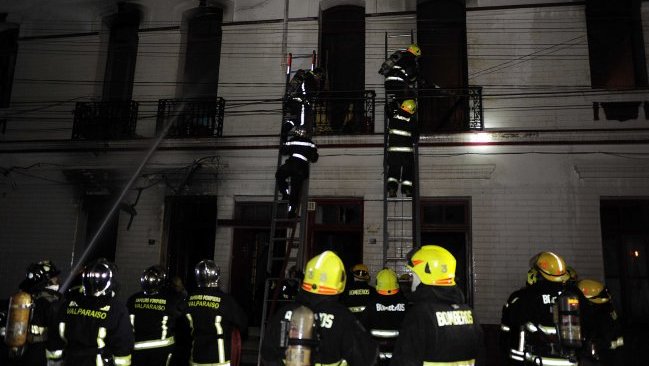 Fiscalía ordenó nueva búsqueda de desaparecido en incendio en Valparaíso