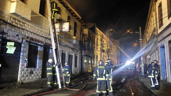 Labocar y Bomberos encontraron cuerpo en escombros tras incendio en Valparaíso