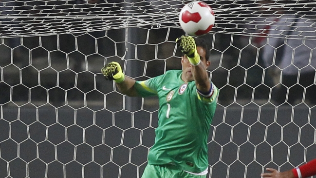 Claudio Bravo salió molesto por el tercer gol de Perú: Nos vamos con calentura