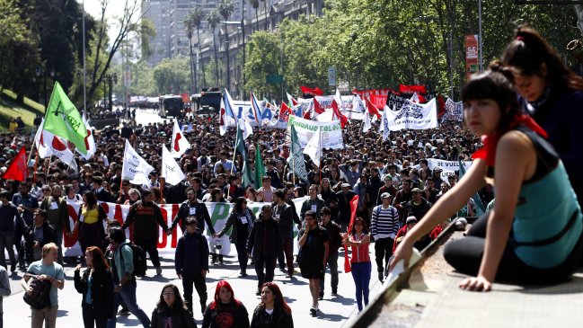 Miles de personas participaron en marcha convocada por Confech