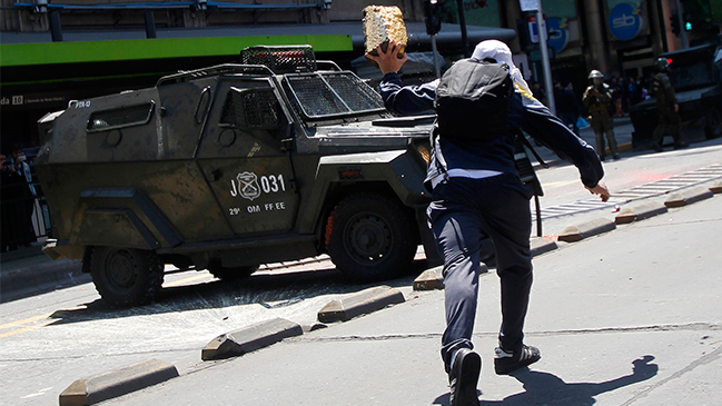 Estudiantes responsabilizaron a Carabineros de incitar disturbios tras la marcha