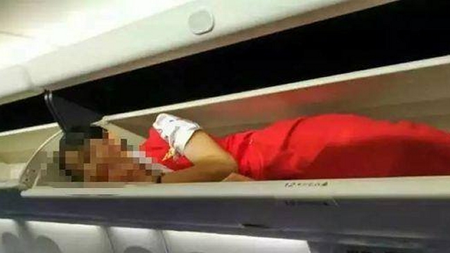 El polémico ritual de iniciación que deben soportar azafatas chinas