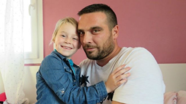 Trabajadores regalaron 350 días de vacaciones a un padre para que cuide a su hija enferma