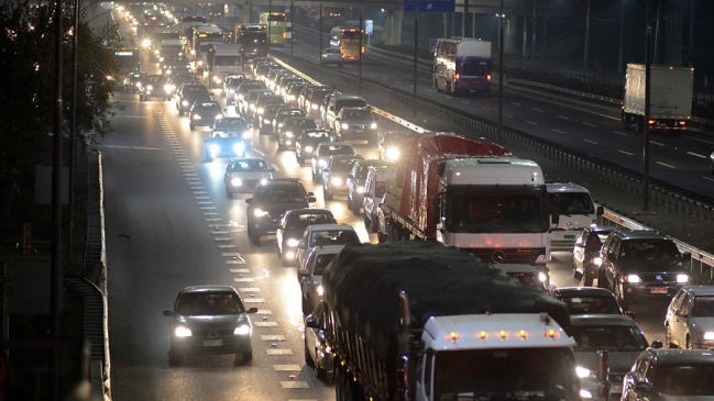 Revisa el estado del tránsito, el Metro y Transantiago