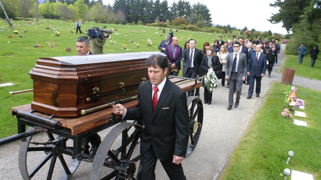 Sepultaron los restos de Jorge Matute Johns a dos años de su exhumación