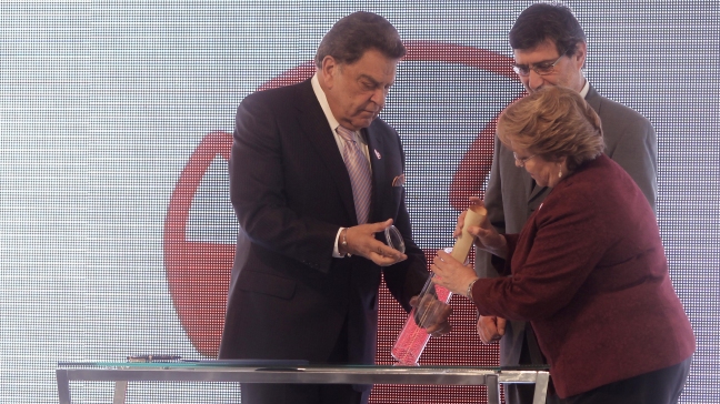 Presidenta y Don Francisco iniciaron obras de ampliación de Instituto Teletón